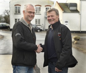 Peter Poulsen takker Jørg Rasmussen for donationen.